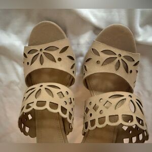 Tory Burch Size 9 Cutout Tan Sandals for Women